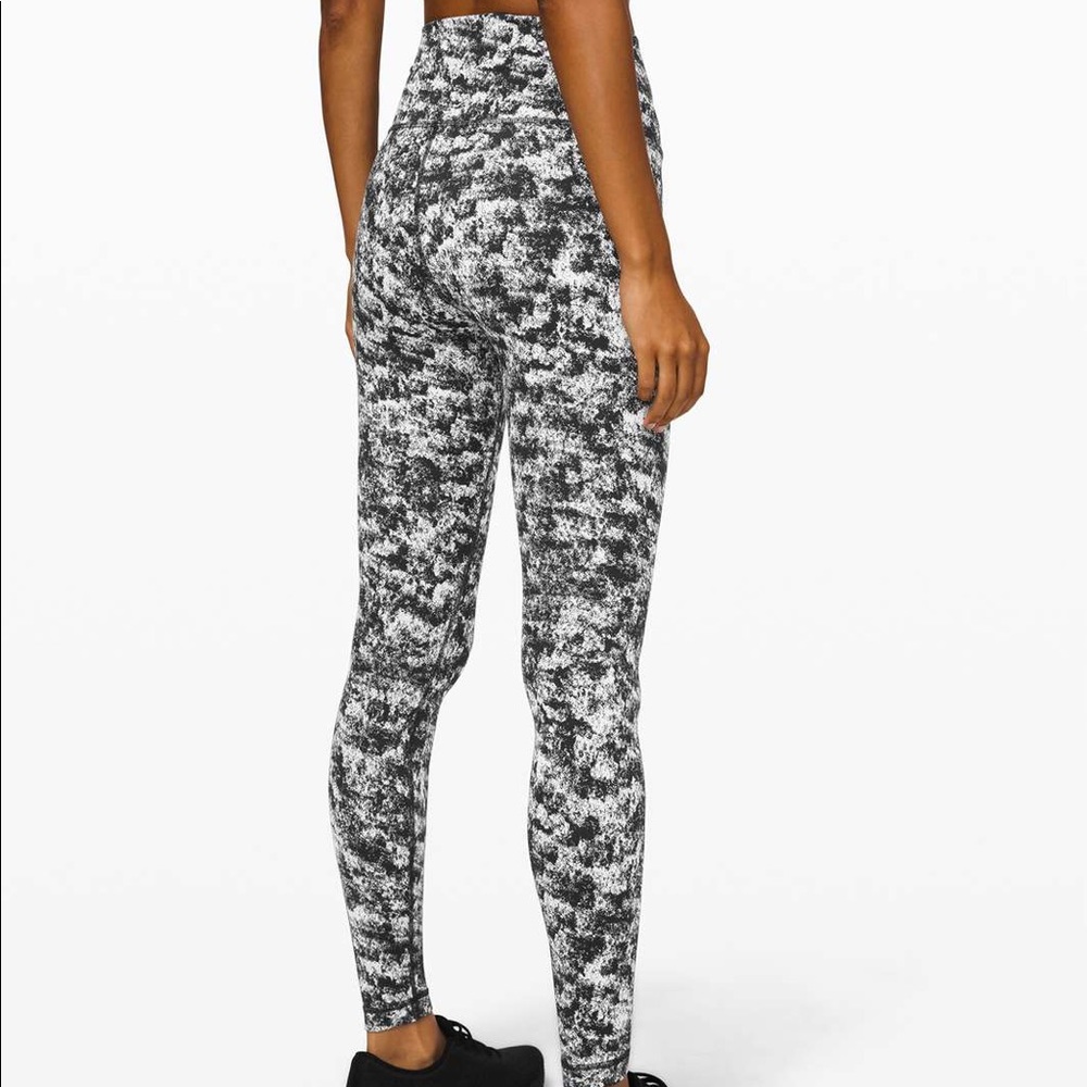 Lululemon Wunder Under 28" B/W Print Sz 4 leggings